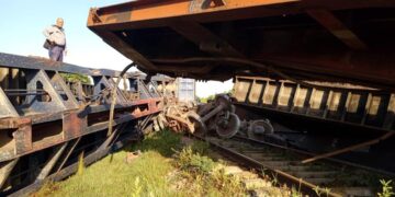 El descarrilamiento de un tren en Matanzas dejó afectados 100 metros de vías en la línea central. Foto: Cubadebate.