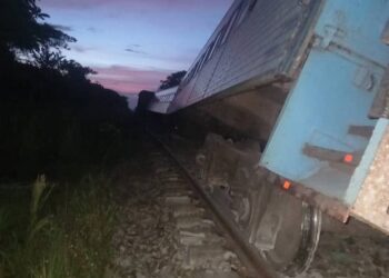 Tren se descarrila con tres coches en Matanzas. Foto: Facebook/Eduardo Rodríguez Dávila.