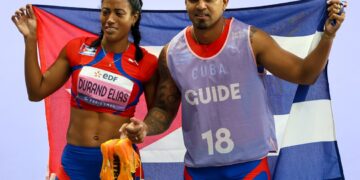 Omara Durand celebra junto a su guía Yuniol Kindelán su triunfo en la final de 200 metros T12 en los Juegos Paralímpicos de París 2024. Foto: Calixto N. Llanes / Jit.