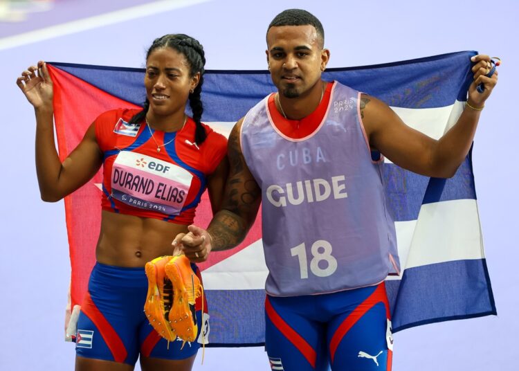 Omara Durand celebra junto a su guía Yuniol Kindelán su triunfo en la final de 200 metros T12 en los Juegos Paralímpicos de París 2024. Foto: Calixto N. Llanes / Jit.