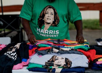 Una vendedora ofrece pulóvers de la vicepresidenta y candidata demócrata a la presidencia, Kamala Harris, en un mitin en el Bojangles Arena, en Charlotte, Carolina del Norte, el 12 de septiembre de 2024. Foto: EFE/EPA/ERIK S. LESSER.