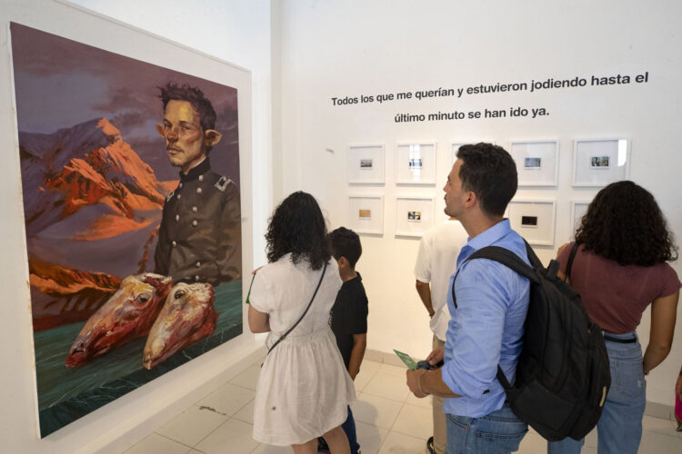 Personas visitan la exposición de obras finalistas del concurso MalaYerba este jueves, en la galería de arte Salón Blanco, en La Habana. Foto:  Yander Zamora/EFE.