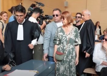 Gisèle Pélicot, llegando al juicio, en una captura de video de un reporte de France Press.