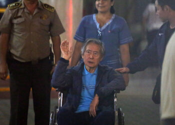 Fotografía de archivo de 2018 que muestra al expresidente peruano Alberto Fujimori (c), a su salida de la clínica Centenario de Lima. Foto: Stringer / EFE / Archivo.