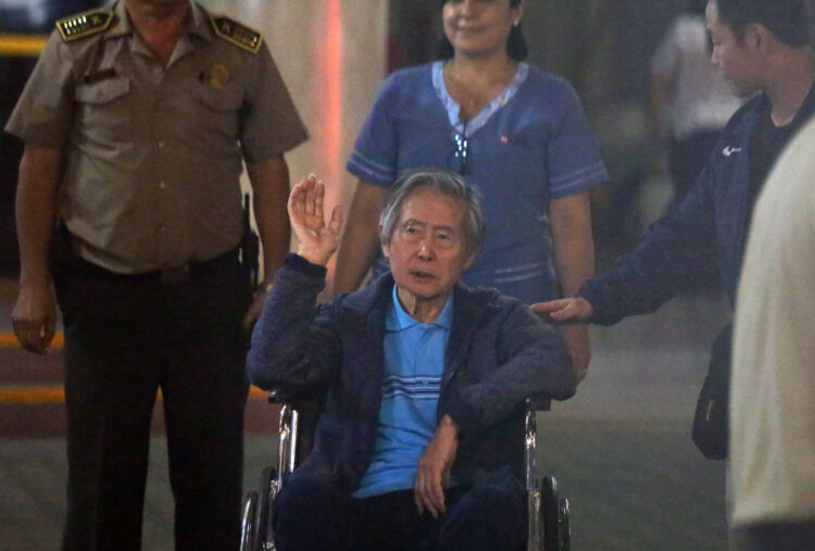 Fotografía de archivo de 2018 que muestra al expresidente peruano Alberto Fujimori (c), a su salida de la clínica Centenario de Lima. Foto: Stringer / EFE / Archivo.