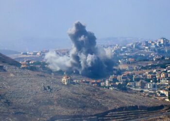 El humo se eleva en el lugar de un ataque aéreo israelí que tuvo como objetivo aldeas del sur del Líbano, visto desde Marjaayoun, sur del Líbano, el 25 de septiembre de 2024. Foto: EFE/EPA/STR