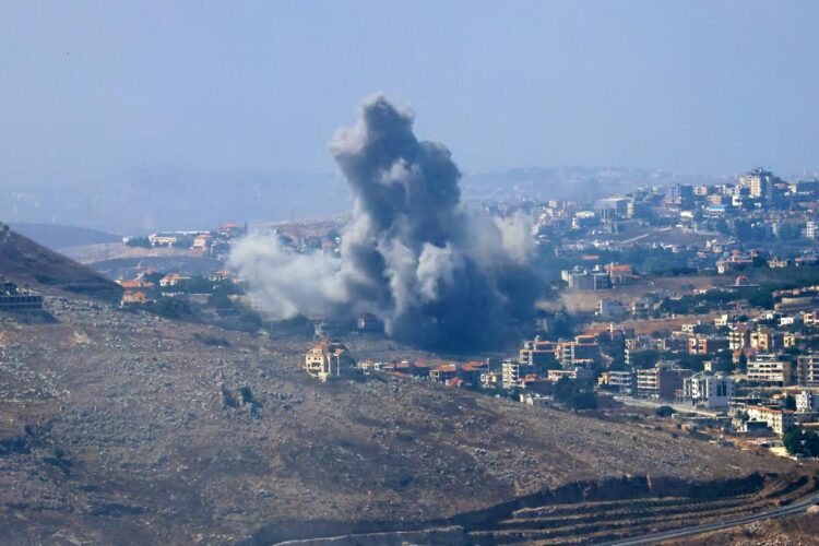 El humo se eleva en el lugar de un ataque aéreo israelí que tuvo como objetivo aldeas del sur del Líbano, visto desde Marjaayoun, sur del Líbano, el 25 de septiembre de 2024. Foto: EFE/EPA/STR