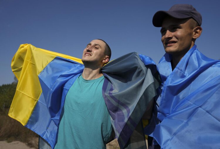 Prisioneros de guerra ucranianos después del intercambio. Foto; STRINGER/EFE/EPA