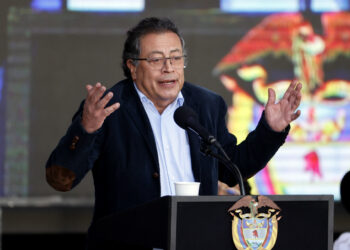 Petro habla durante una concentración de seguidores en la Plaza Bolívar de Bogotá. Foto: Mauricio Dueñas Castañeda/EFE.