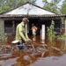 Un hombre camina con una bicicleta por una calle inundada de agua del mar tras el paso del huracán Helene, en el poblado de Guanímar, en la costa sur de la provincia cubana de Artemisa. Foto: Ernesto Mastrascusa / EFE.