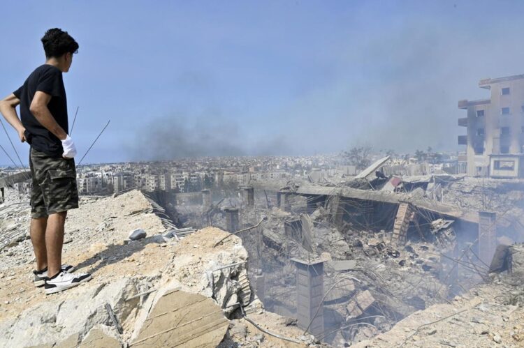 Hombre observa los daños de un bombardeo israelí en Choueifat, al sureste de Beirut, Líbano. Foto: WAEL HAMZEH/EFE/EPA