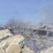 Hombre observa los daños de un bombardeo israelí en Choueifat, al sureste de Beirut, Líbano. Foto: WAEL HAMZEH/EFE/EPA