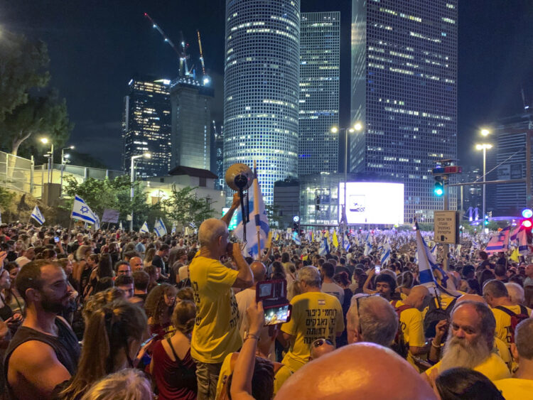 Unos 300 000 manifestantes salieron esta noche a las calles de Tel Aviv para clamar contra el primer ministro israelí, Benjamín Netanyahu, blanco de las numerosas protestas que este domingo han atravesado el país por la muerte de seis rehenes en Gaza unas horas antes de que el Ejército recuperara sus cadáveres. Foto: Paula Bernabéu/EFE.