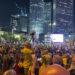 Unos 300 000 manifestantes salieron esta noche a las calles de Tel Aviv para clamar contra el primer ministro israelí, Benjamín Netanyahu, blanco de las numerosas protestas que este domingo han atravesado el país por la muerte de seis rehenes en Gaza unas horas antes de que el Ejército recuperara sus cadáveres. Foto: Paula Bernabéu/EFE.