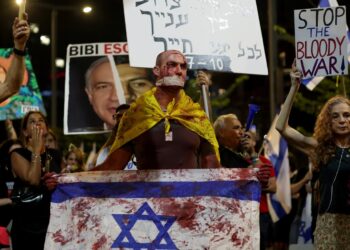 Protesta por la liberación inmediata de los rehenes israelíes retenidos por Hamas en Gaza, junto a Kirya en Tel Aviv. Foto: Atef Safadi/EFE/EPA.