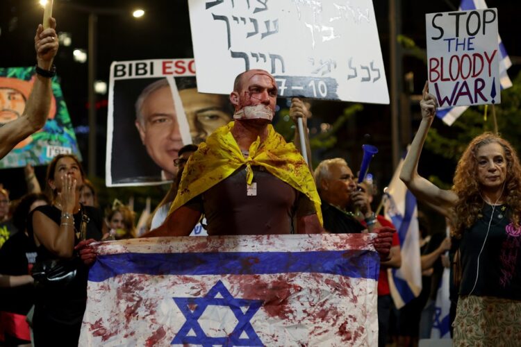 Protesta por la liberación inmediata de los rehenes israelíes retenidos por Hamas en Gaza, junto a Kirya en Tel Aviv. Foto: Atef Safadi/EFE/EPA.