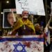 Protesta por la liberación inmediata de los rehenes israelíes retenidos por Hamas en Gaza, junto a Kirya en Tel Aviv. Foto: Atef Safadi/EFE/EPA.