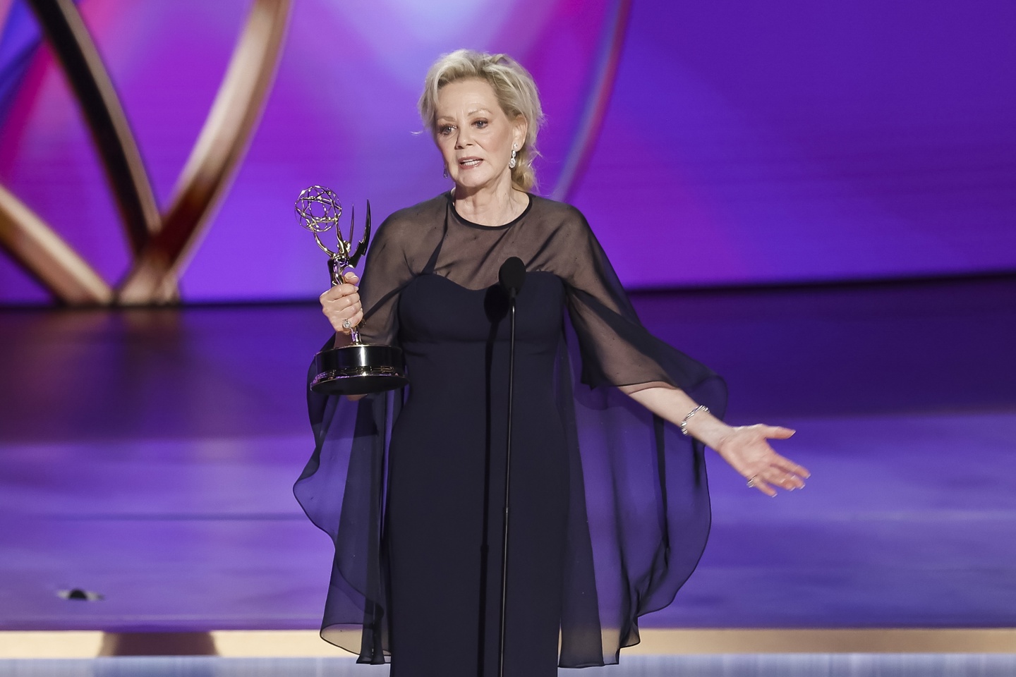 Jean Smart, de "Hacks", recibe el premio Emmy a la mejor actriz principal en una serie de comedia durante la 76 ceremonia anual de premios Emmy celebrada en el Peacock Theatre de Los Ángeles, California, EE.UU., el 15 de septiembre de 2024. Foto: Caroline Brehman / EFE.