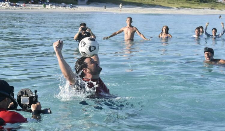 El cubano Johen Lefont implanta un nuevo récord mundial en dominio del balón en aguas abiertas. Foto: Roberto Morejón / Jit.