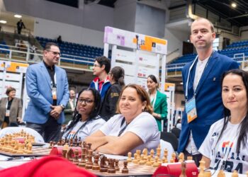 Maritza Arribas, al centro. Foto: Facebook/FIDE - International Chess Federation.