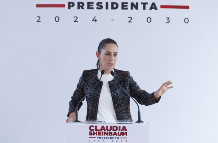 La presidenta electa de México, Claudia Sheinbaum, habla durante una conferencia desde su casa de transición este martes 17 de septiembre, en la Ciudad de México. Foto: EFE/ Mario Guzmán.