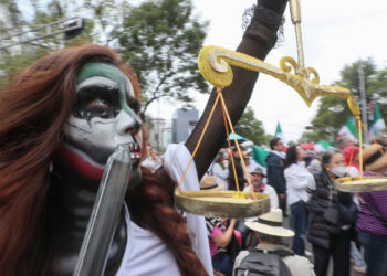 Miles de trabajadores, estudiantes universitarios e integrantes de la oposición se congregaron este domingo en el Ángel de la Independencia para marchar hacia el Senado mexicano para intentar frenar la polémica reforma judicial. Foto: Mario Guzmán/EFE.