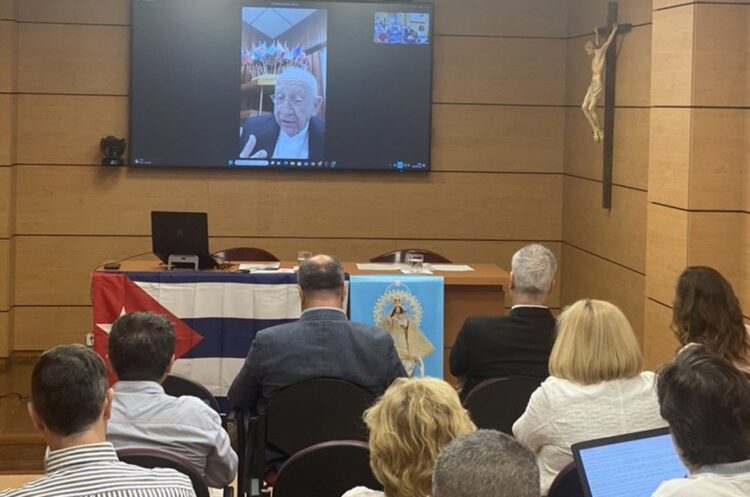 Emilio Aranguren, presidente de los obispos cubanos, en video conferencia con la ACN. Foto: @AyudaIglesNeces