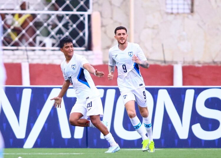 Futbolistas de Nicaragua celebran el gol del empate frente a Cuba, en partido de la Liga de Naciones de Concacaf finalizado 1-1 en el estadio Antonio Maceo de Santiago de Cuba, el 10 de septiembre de 2024. Foto: @CNationsLeague / X.