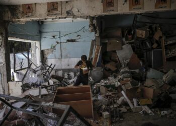 Un niño palestino en Gaza, entre escombros provocados por un ataque israelí. Foto: Mohammed Saber / EFE.