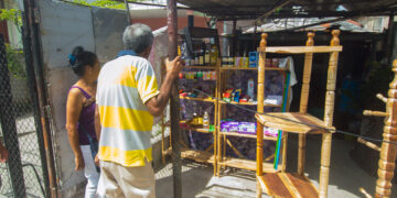 Puesto de venta particular en La Habana. Foto: Otmaro Rodríguez.