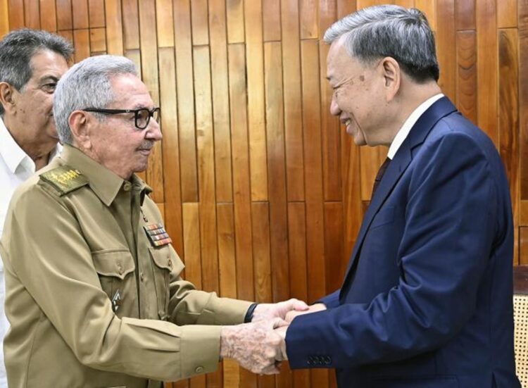 El expresidente cubano Raúl Castro y el mandatario vietnamita To Lam, durante un encuentro en La Habana el 27 de septiembre de 20245. Foto: Granma.