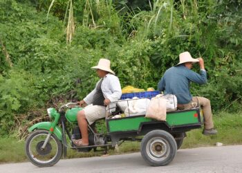 Unos 102 mil 500 vehículos armados por partes y piezas en Cuba fueron inscritos hasta agosto. Foto: Escambray