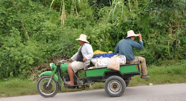 Unos 102 mil 500 vehículos armados por partes y piezas en Cuba fueron inscritos hasta agosto. Foto: Escambray