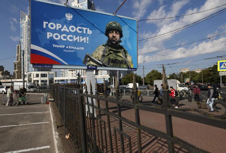 Cartel con un soldado ruso, en San Petersburgo. Foto: ANATOLY MALTSEV/EFE/EPA.