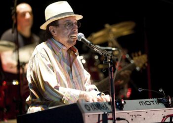 Fotografía de archivo del pianista, compositor y productor musical brasileño Sergio Mendes, considerado uno de los principales representantes de la bossa nova, quien murió a los 83 años en Estados Unidos. Foto: Tamas Kovacs / EFE / Archivo.