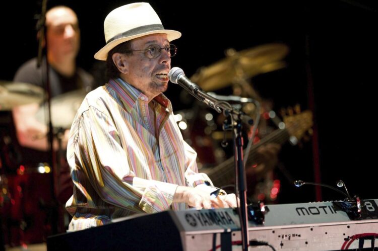 Fotografía de archivo del pianista, compositor y productor musical brasileño Sergio Mendes, considerado uno de los principales representantes de la bossa nova, quien murió a los 83 años en Estados Unidos. Foto: Tamas Kovacs / EFE / Archivo.