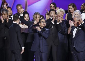 El elenco y el equipo de "Shogun" reciben el premio Emmy a la 'Mejor Serie Dramática' durante la 76 ceremonia anual de premios Emmy celebrada en el Peacock Theatre de Los Ángeles, California, EE.UU., el 15 de septiembre de 2024. Foto: Caroline Brehman / EFE.