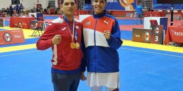 La joven taekwondoca cubana Elianet María Crespo Hernández junto a su entrenador, tras lograr dos títulos en Perú. Foto: Tomada del Facebook del entrenador Arnoy Rojas.