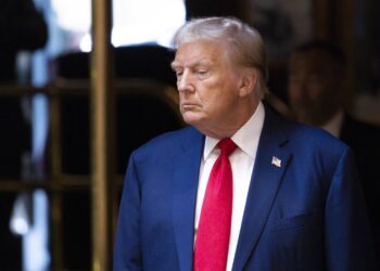 El expresidente estadounidense Donald J. Trump llega a una conferencia de prensa en el vestíbulo de la Torre Trump en Nueva York, Nueva York, el 6 de septiembre de 2024. Foto: Justin Lane / EFE.