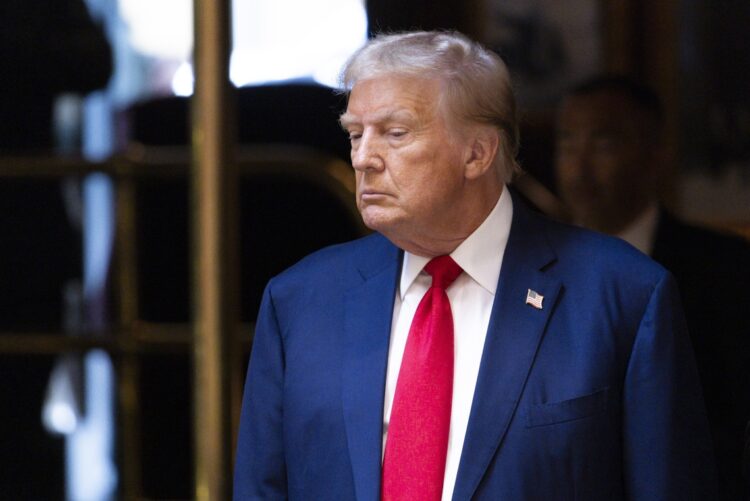 El expresidente estadounidense Donald J. Trump llega a una conferencia de prensa en el vestíbulo de la Torre Trump en Nueva York, Nueva York, el 6 de septiembre de 2024. Foto: Justin Lane / EFE.