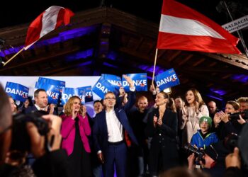 El líder del Partido de la Libertad de Austria (FPÖ), Herbert Kickl (c), celebra el triunfo de la formación de ultraderecha en las elecciones parlamentarias de Austria, el 29 de septiembre de 2024. Foto: Filip Singer / EFE.