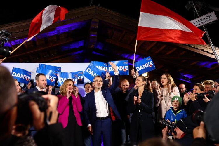 El líder del Partido de la Libertad de Austria (FPÖ), Herbert Kickl (c), celebra el triunfo de la formación de ultraderecha en las elecciones parlamentarias de Austria, el 29 de septiembre de 2024. Foto: Filip Singer / EFE.