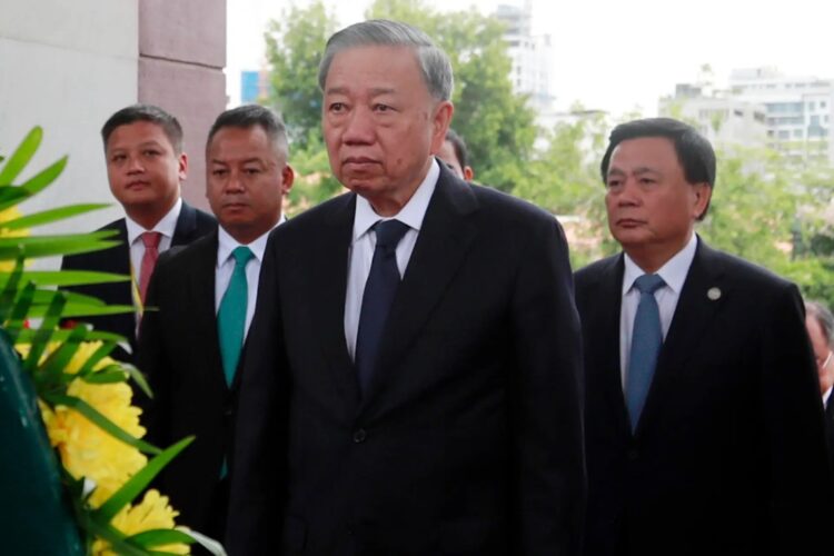 To Lam (al centro) en una ceremonia durante una visita a Camboya. Foto: KITH SEREY/EFE/EPA.