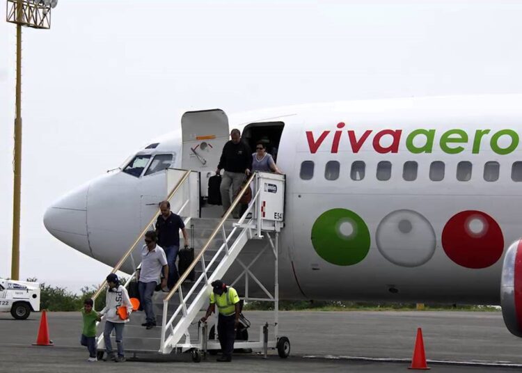 Personas bajan de un avión de la aerolínea mexicana Viva Airbus. Foto: Reportur/Archivo.