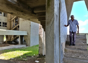 Un hombre bajando las escaleras de un edificio sin electricidad en La Habana. Los apagones se mantienen en máximos históricos por segundo día consecutivo. Foto:  EFE/ Ernesto Mastrascusa.