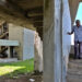 Un hombre bajando las escaleras de un edificio sin electricidad en La Habana. Los apagones se mantienen en máximos históricos por segundo día consecutivo. Foto:  EFE/ Ernesto Mastrascusa.