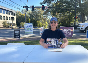 Un voluntario del Partido Demócrata en las afueras de la oficina de campaña en Marietta, Georgia. Foto: EFE/ Lorenzo Castro.