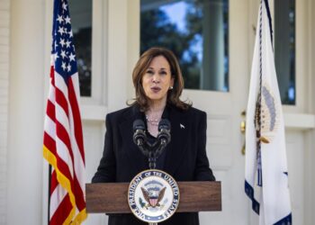 La vicepresidenta y candidata presidencial demócrata Kamala Harris habla sobre las recientes declaraciones de John Kelly sobre Trump en el Observatorio Naval, Washington, DC. Foto: EFE/EPA/JIM LO SCALZO / POOL