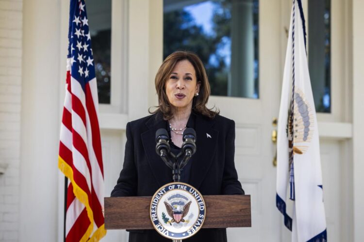 La vicepresidenta y candidata presidencial demócrata Kamala Harris habla sobre las recientes declaraciones de John Kelly sobre Trump en el Observatorio Naval, Washington, DC. Foto: EFE/EPA/JIM LO SCALZO / POOL