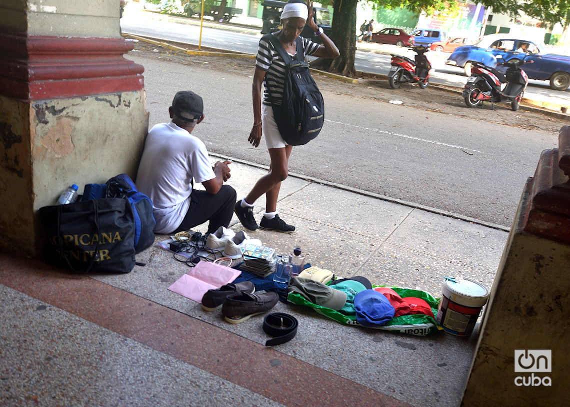 Vendedor callejero en la calle Reina, en La Habana. Foto: Otmaro Rodríguez.